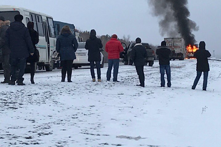 Самара оренбург перекрытие. Газель Оренбург Самара. Сгорела Газель сегодня на трассе Оренбург. На трассе в Кемерово сгорела Газель. ДТП Оренбург сегодня Газель сгорела машина.