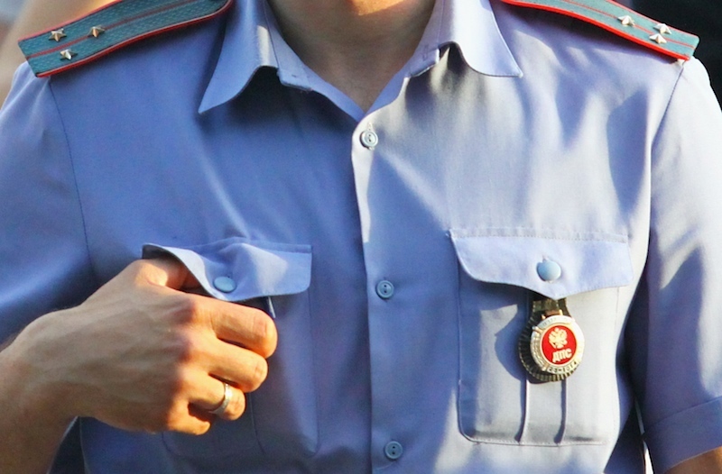 Белая рубашка полиции с погонами фото