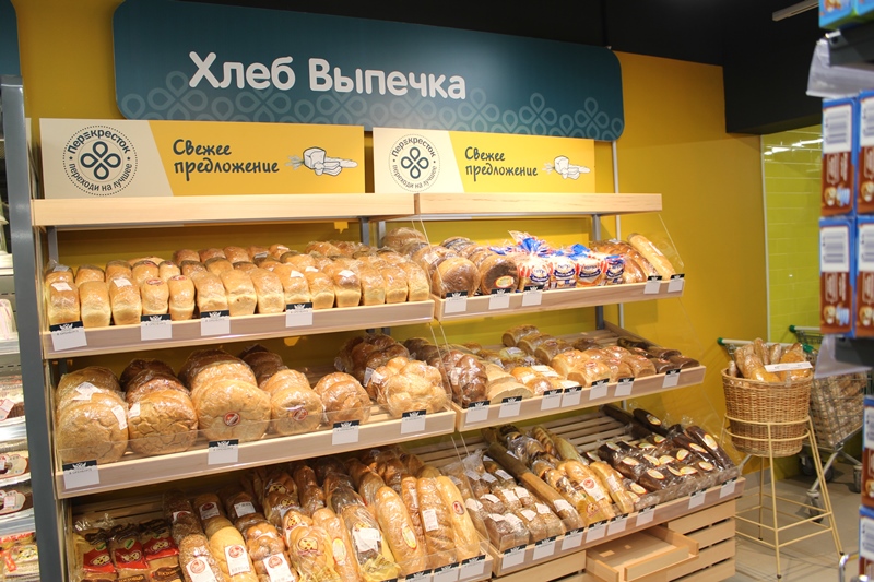 Хлеб сеть магазинов. Выкладка хлебобулочных изделий в магазине. Хлеб в магазине. Ассортимент хлеба в магазине. Хлебобулочный отдел в магазине.