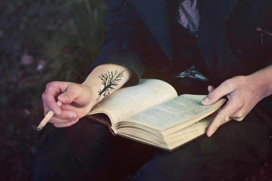 Руки поэзия. Книга в руках. Мужчина с книгой в руках. Книжка в мужских руках. Книга в руках Эстетика.