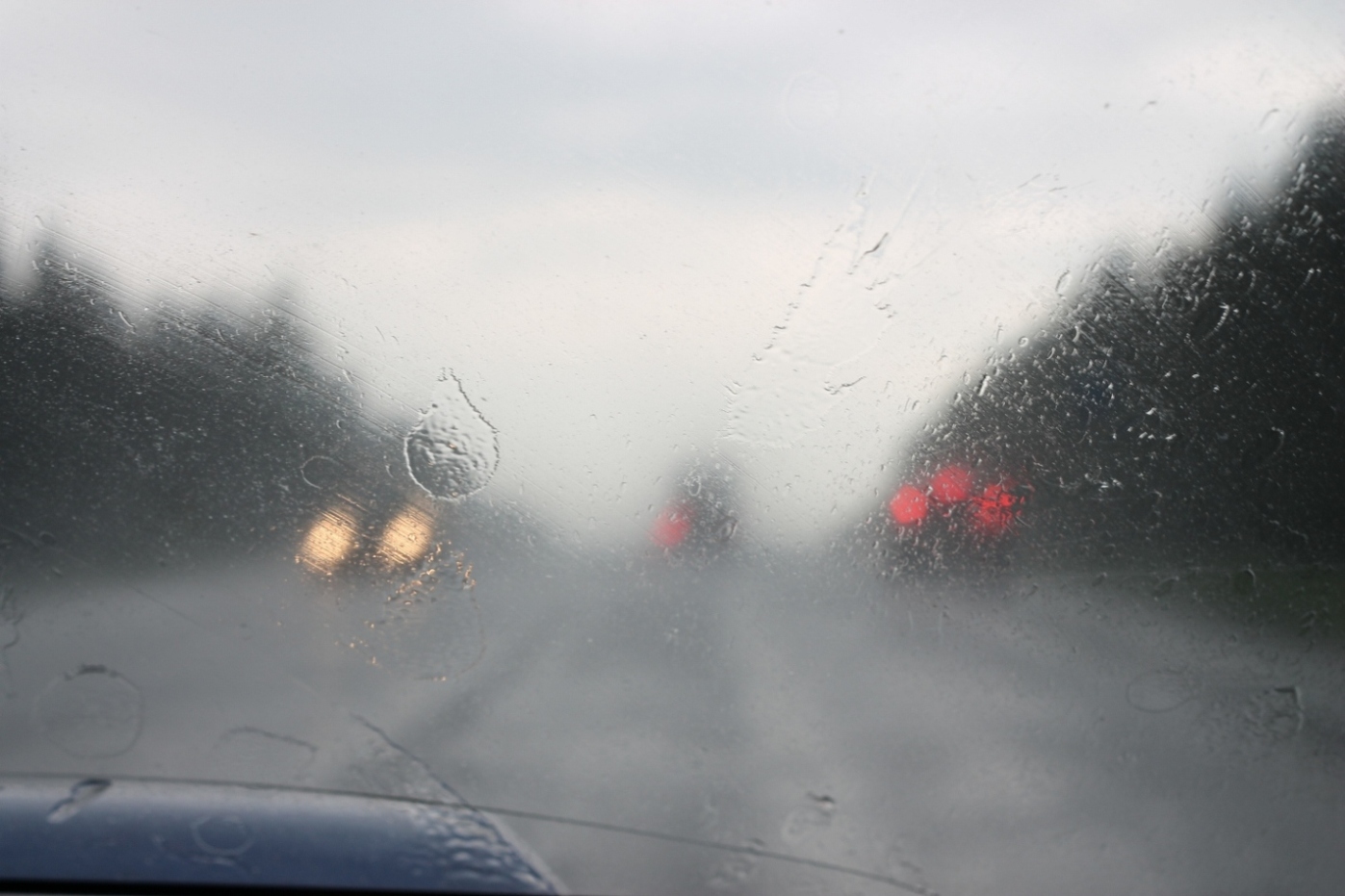 Вид из машины дождь на трассе