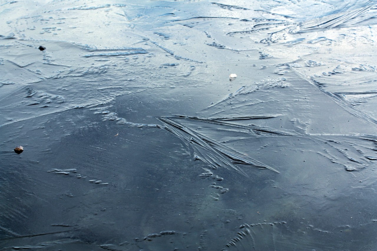 Трещины воды. Тонкий лед. Непрочный лед. Лед на реке. Тонкий лёд на реке.