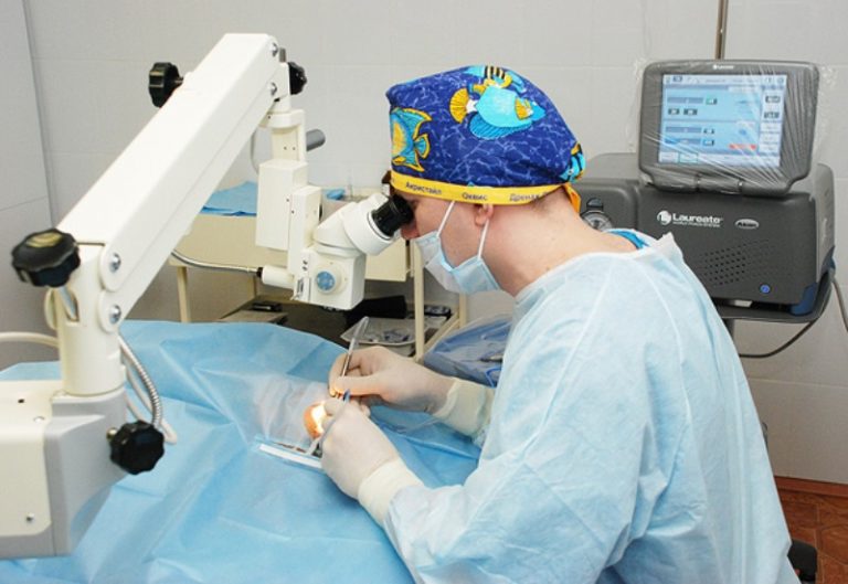 Удаление катаракты clinicaspectr ru. Факоэмульцификация катаракта. Аппарат факоэмульсификация. Операция на катаракту оборудование. Аппараты для техника факоэмульсификации катаракты.