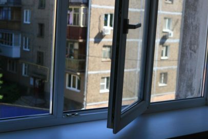 В Оренбурге 43-летняя женщина выпала из окна 8 этажа и погибла