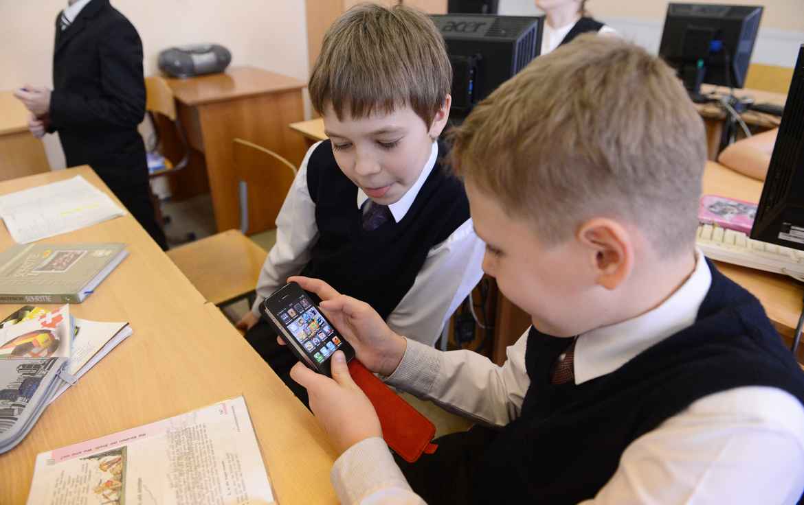 Оренбург телефон школа. Мобильники на уроке. Ребенок на уроке с телефоном. Запрет телефонам школьникам. Пользоваться мобильным телефоном на уроке запрещено для школы.