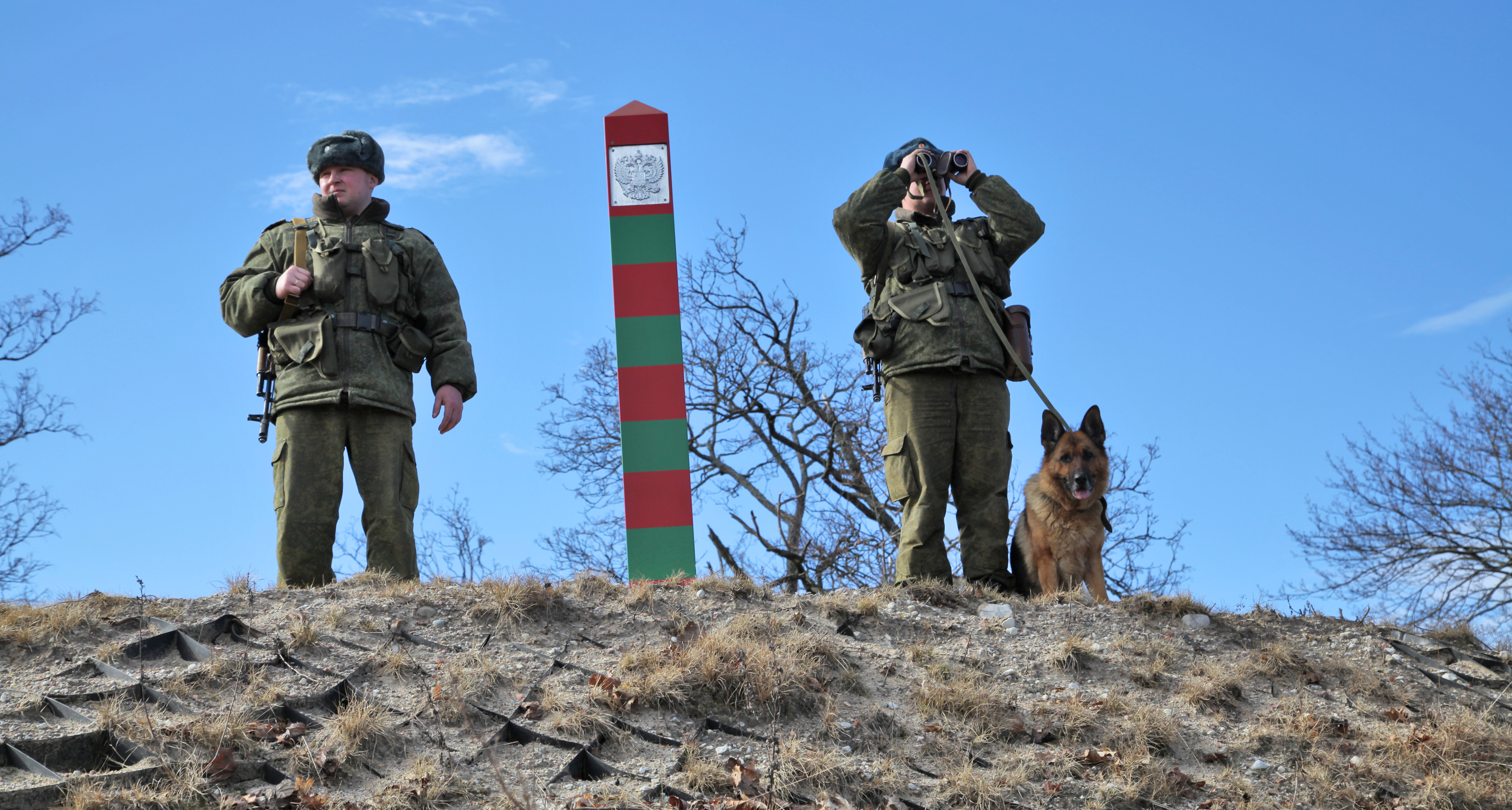 Солдат охраняющий рубежи родины. Границы РФ погран войска. Пограничник российские войска пограничные войска России.