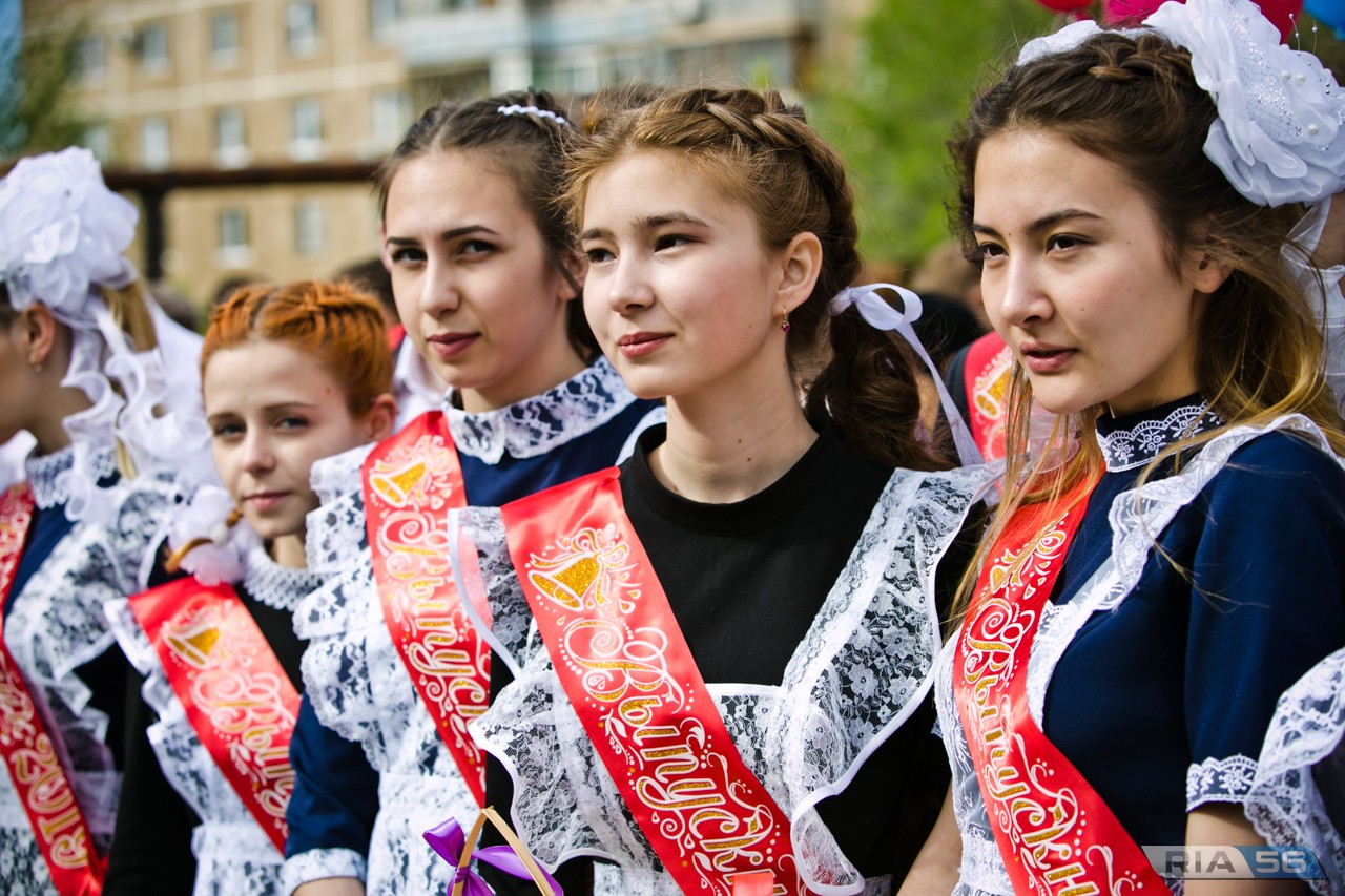 Банты на последний звонок. Прическа на последний звонок. Выпускницы. Белые банты на последний звонок.