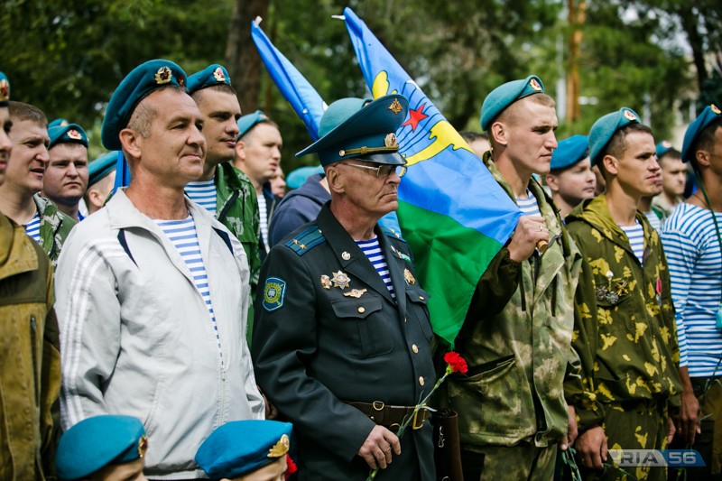 Берете отмечайте. ВДВ Оренбург. Десантник в огне.