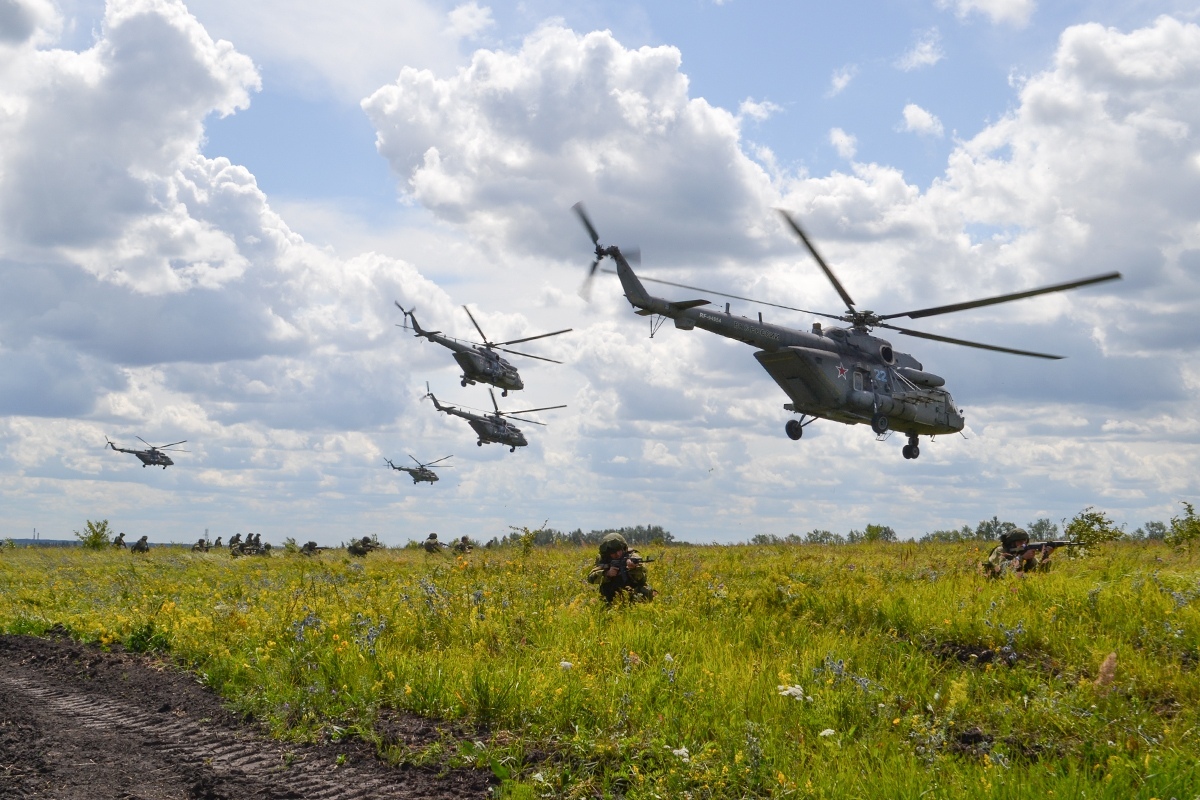 Учение центр. Военные учения вертолеты. Полигон боевые вертолеты. Российские военные вертолеты учения. Учения вс РФ вертолеты.