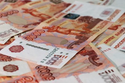 «Сотка» в месяц. Кому в Оренбурге предлагают зарплату от 60 до 100 тысяч рублей