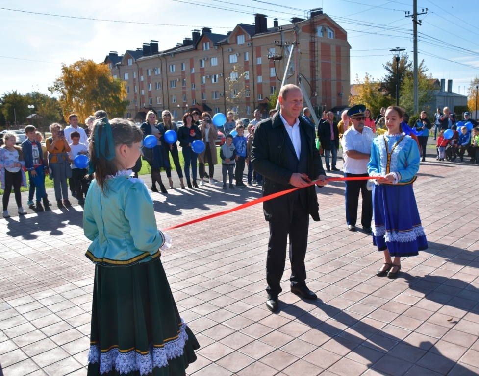 Жители оренбуржья. Поселок Пригородный Оренбург. П.Пригородный Оренбургский район. Поселок Пригородный Оренбургский район. Сквер в Пригородном Оренбург.