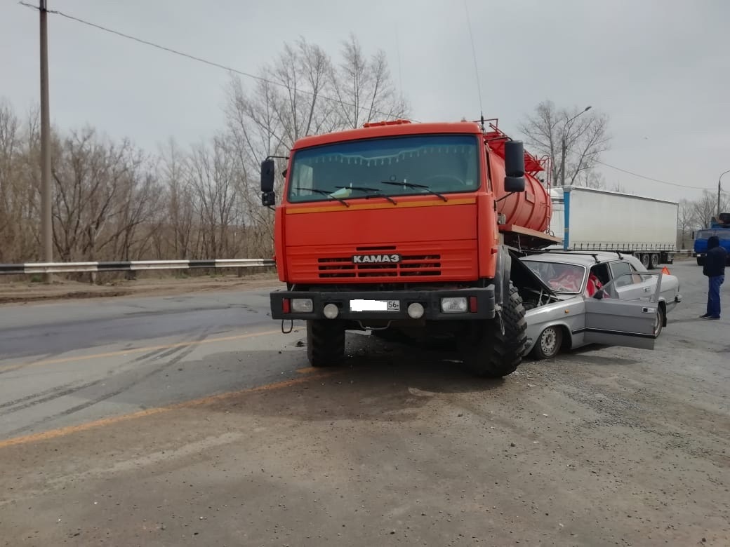 Орендей новости в оренбурге. КАМАЗ подрезал. КАМАЗ Оренбург. Авария в Оренбургской обл, КАМАЗ.