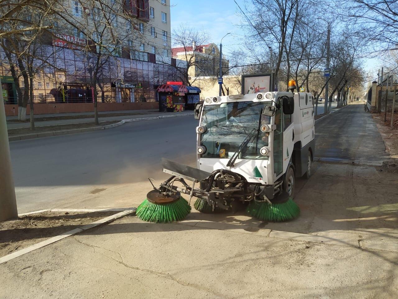 Специальная уборочная машина подметает улицы Оренбурга | 03.04.2020 |  Новости Оренбурга - БезФормата