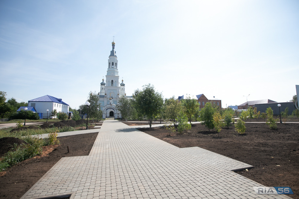 Сорочинск оренбургская область. Парк Калинина Сорочинск. Парк Ленина Сорочинск. Сорочинск парк около церкви. Г Сорочинск Сорочинский район.