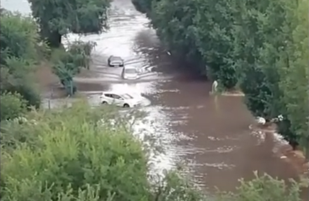 Ул уральская оренбург затопило. Потоп в Оренбурге. Оренбург затопление. Оренбург потоп город. Оренбург затопленные улицы.