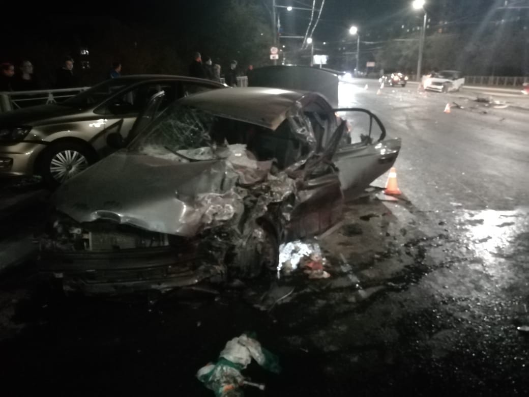 На проспекте Гагарина в Оренбурге в страшной аварии погиб водитель Hyundai  | 06.10.2020 | Новости Оренбурга - БезФормата