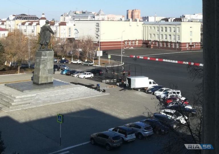 Какая обстановка в городе оренбург. Площадь Ленина Оренбург. Сквер Ленина Оренбург. Площадь им Ленина Оренбург Железнодорожный.