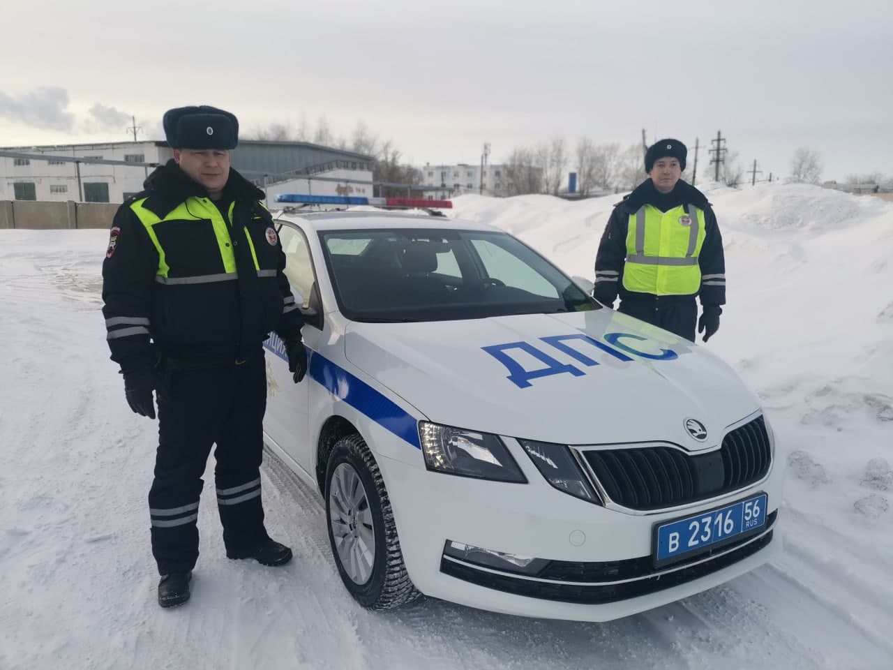 На трассе под Оренбургом сотрудники ДПС не дали замерзнуть автомобилистам |  26.02.2021 | Новости Оренбурга - БезФормата