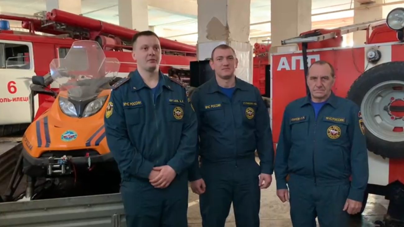 В Оренбуржье пожарные помогли врачам добраться до пациентки на снегоходе
