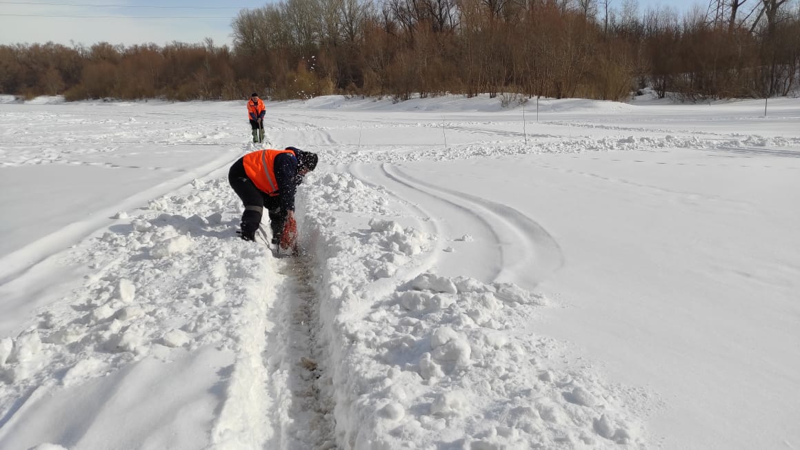 Уровень сакмары на данный момент в оренбурге. Распиловка льда на реках. В Оренбурге лёд. Паводок Сакмара.