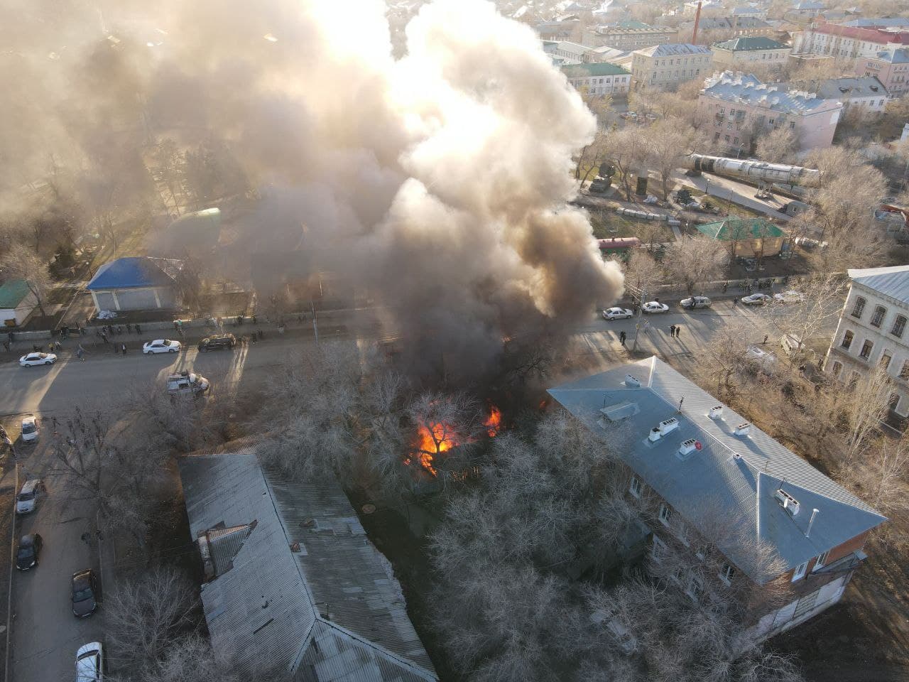 В центре Оренбурга на улице Бурзянцева произошел крупный пожар | 12.04.2021  | Новости Оренбурга - БезФормата