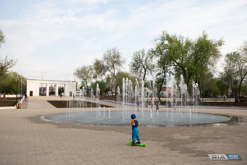 Где находится парк оренбург. Парк железнодорожников Оренбург. Парк Ленина Оренбург. Парк Ленина - железнодорожников Оренбург. Оренбург парк имени Ленина фонтан.
