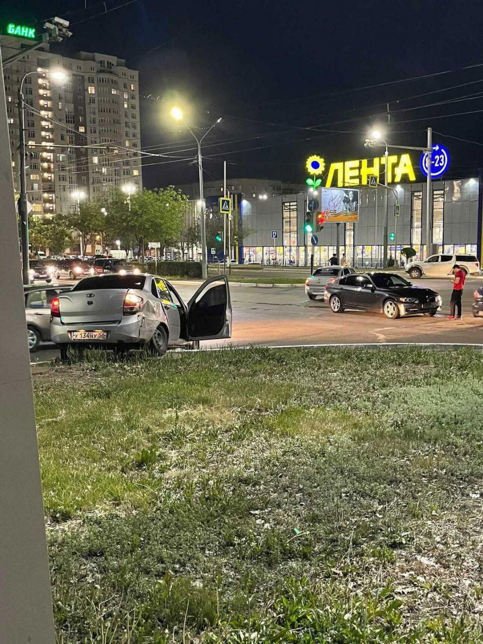 В Оренбурге на улице Чкалова столкнулись BMW и «Лада Гранта» | 22.05.2021 |  Новости Оренбурга - БезФормата