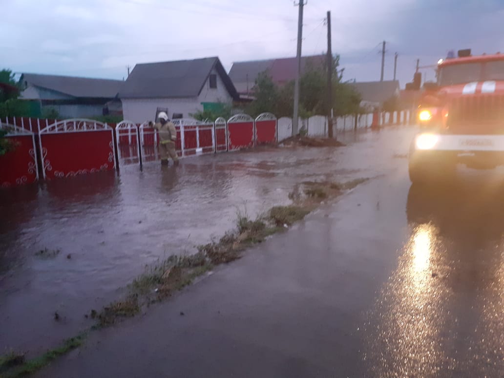 В селе Плешаново на улицах после ливня образовался настоящий потоп |  03.06.2021 | Новости Оренбурга - БезФормата