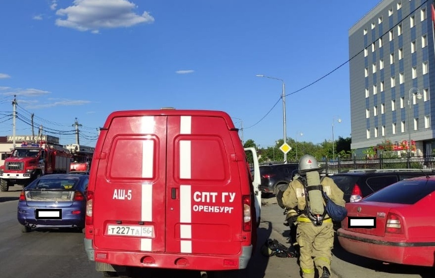 Номер мчс. Пожар в перинатальном центре. Пожар на Невельской. Пожарные города Оренбурга.