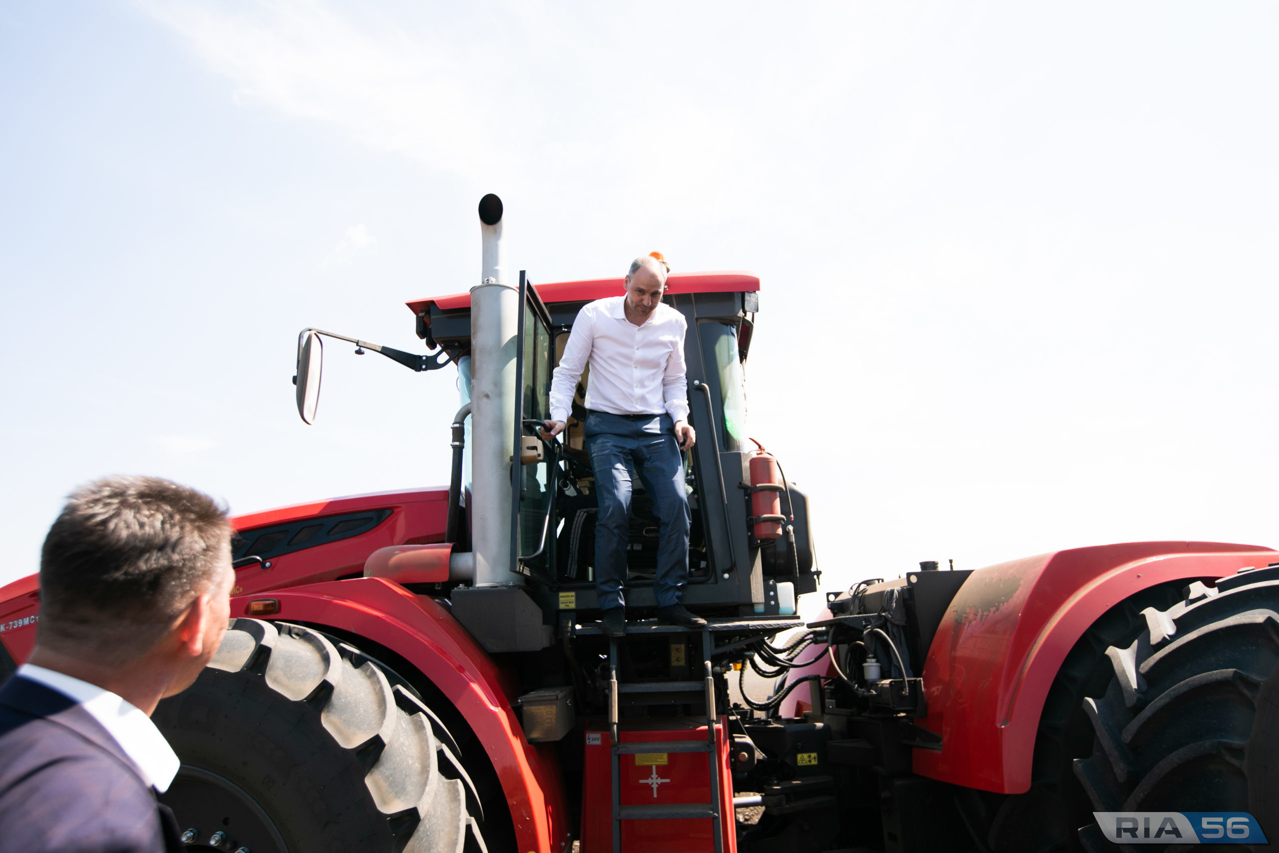 ландини в поле. ооо русь. комбайнеры трактористы грузчики арбузных фур. смена работы трактора. тракторист машинист.