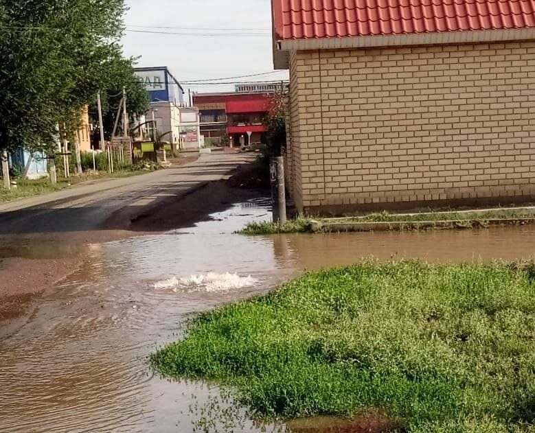 Оренбург карачи затопило. Потоп в Оренбурге. Потоп в Оренбурге домов. Оренбург затоплен. Ул Лобовская Оренбург.