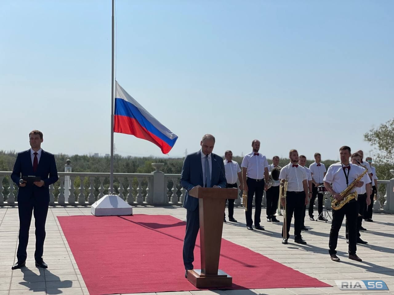 На набережной Оренбурга торжественно поднят государственный флаг РФ |  22.08.2021 | Новости Оренбурга - БезФормата