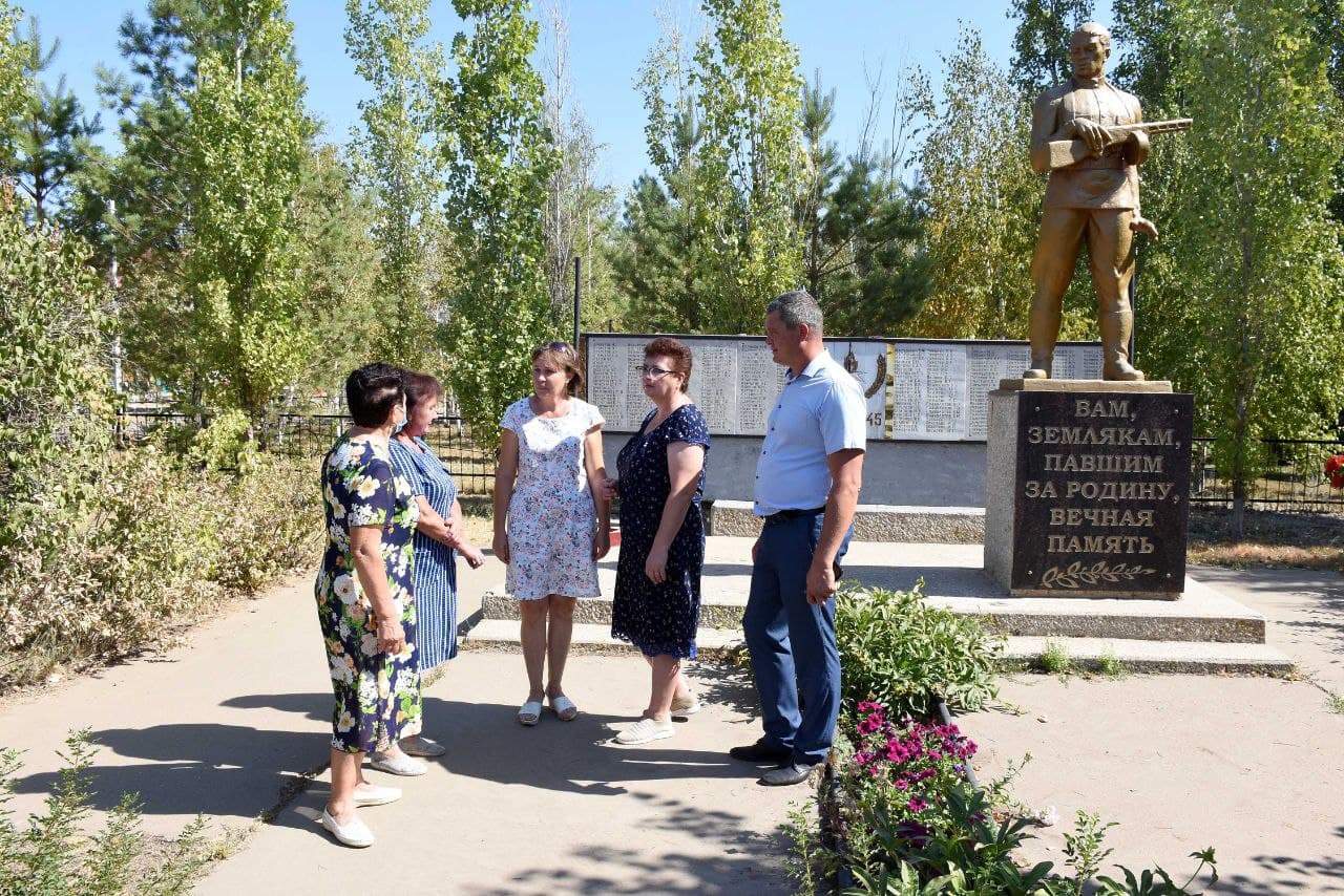 Память села. Памятник погибшим в Краснохолме Оренбургской. Село Оренбургское. Краснохолм Оренбургская область памятник Ленину. Мемориал памяти в Краснохолме Оренбургской области.