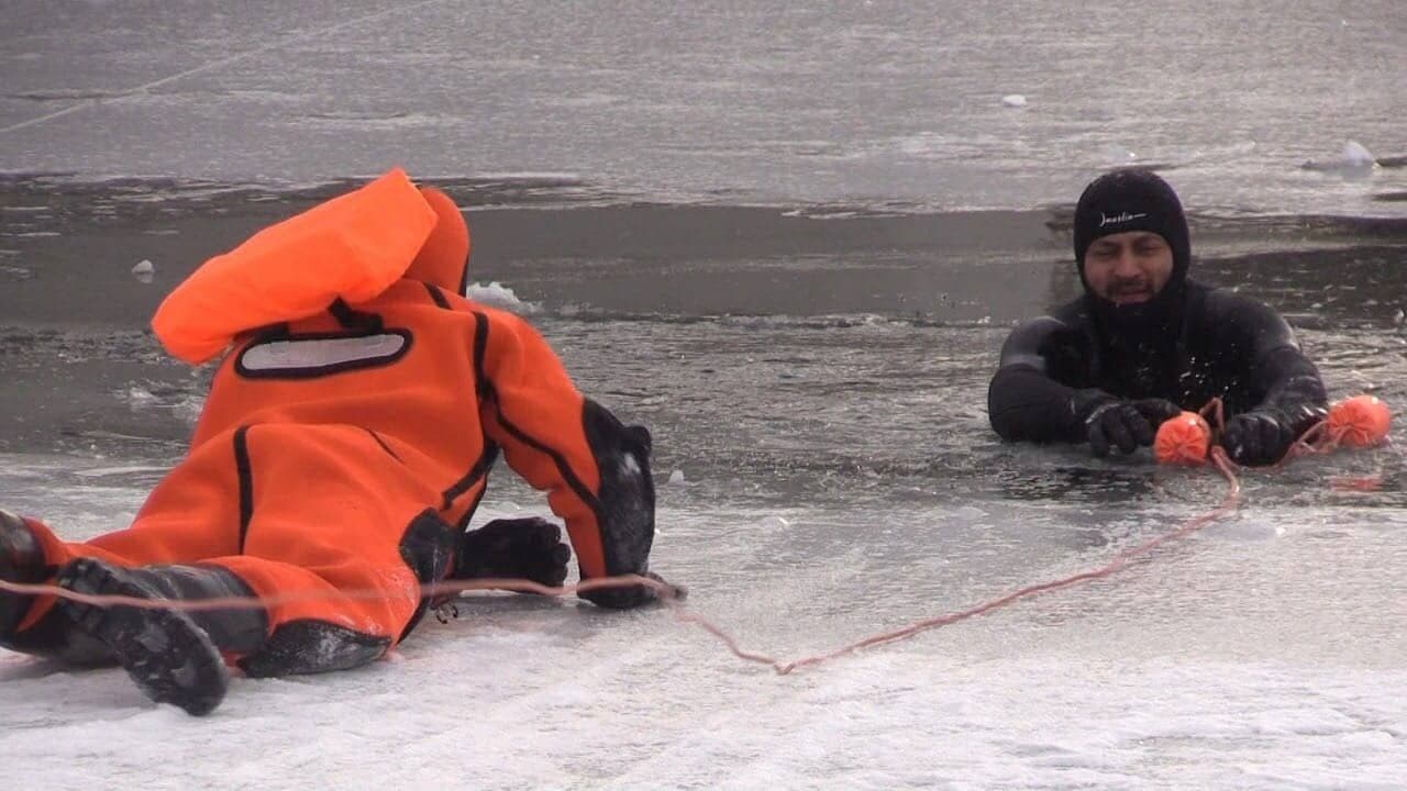 Видео спасения людей. Спасение человека провалившегося под лед. Человек провалился под лед.