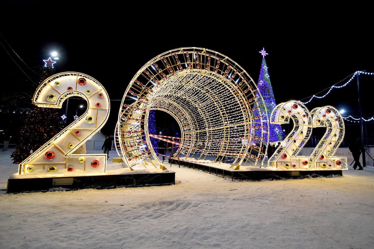 В Оренбурге на площади имени Ленина открылся новогодний городок |  25.12.2021 | Новости Оренбурга - БезФормата