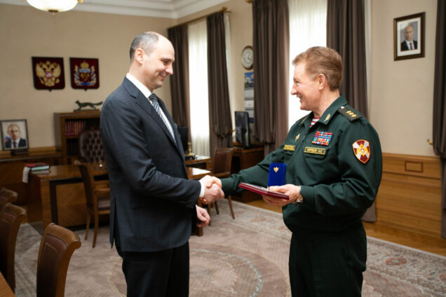 Губернатора Оренбуржья наградили памятной медалью национальной гвардии России
