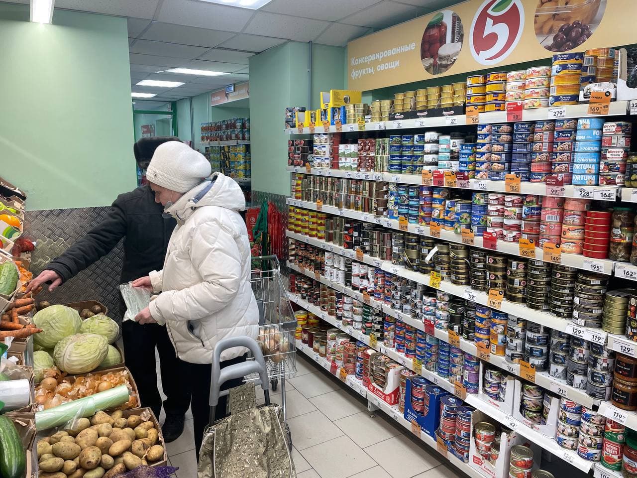 Товар оренбург. Продукты на полках. Товары на полках. Полка с продуктами в супермаркете. Супермаркет Пятерочка.