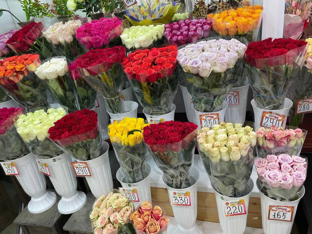 Цветочные магазины альметьевск. Тюльпаны в цветочном магазине. Цветы из магазина. Цветы долго стоят.