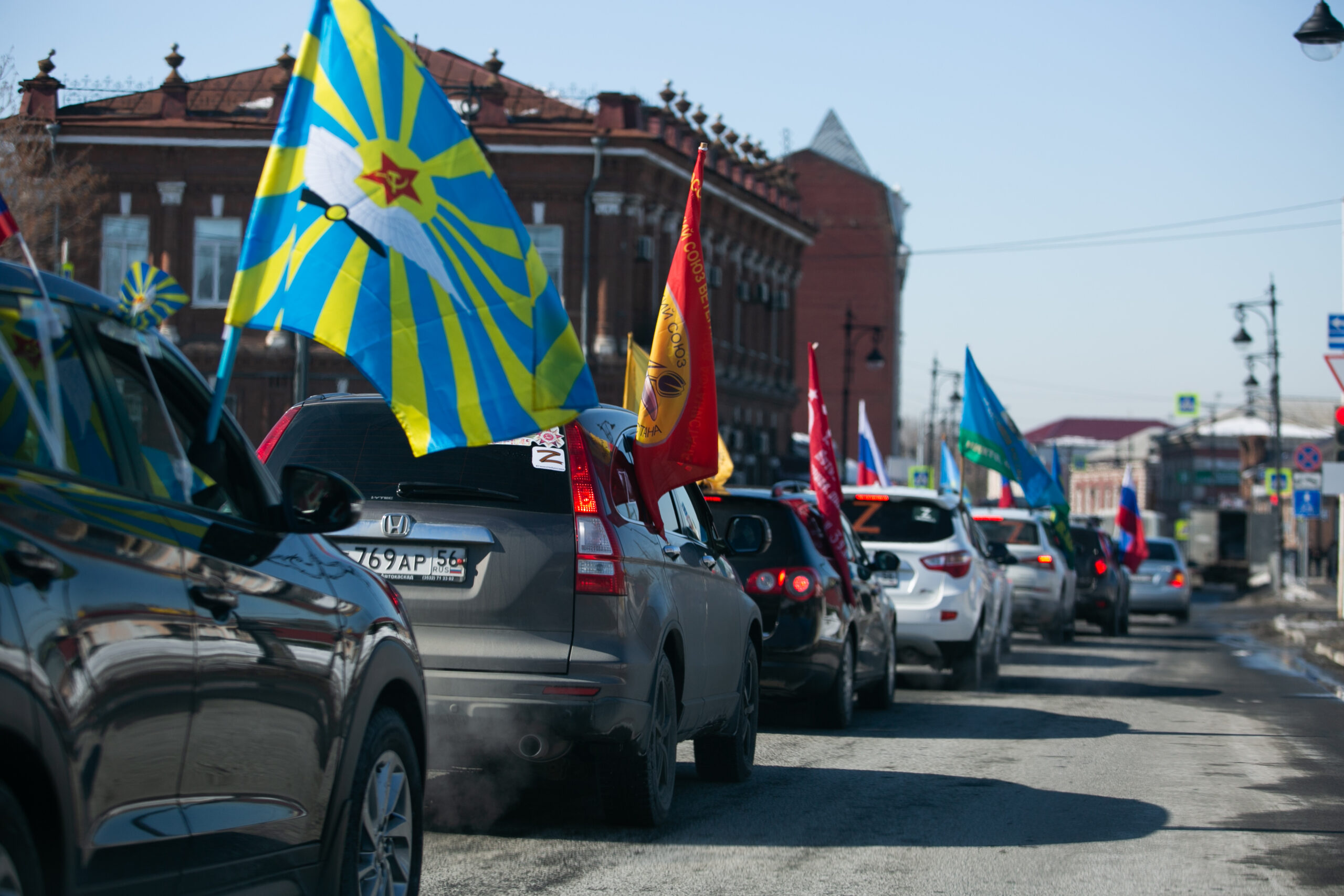 В Оренбурге прошел автопробег, посвященный воссоединению Крыма с Россией —  Новости Оренбурга и Оренбургской области на РИА56