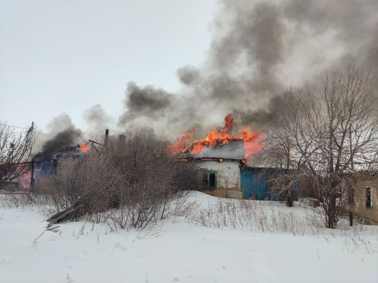 В Адамовке огонь уничтожил 4-квартирный жилой дом | 28.03.2022 | Новости  Оренбурга - БезФормата