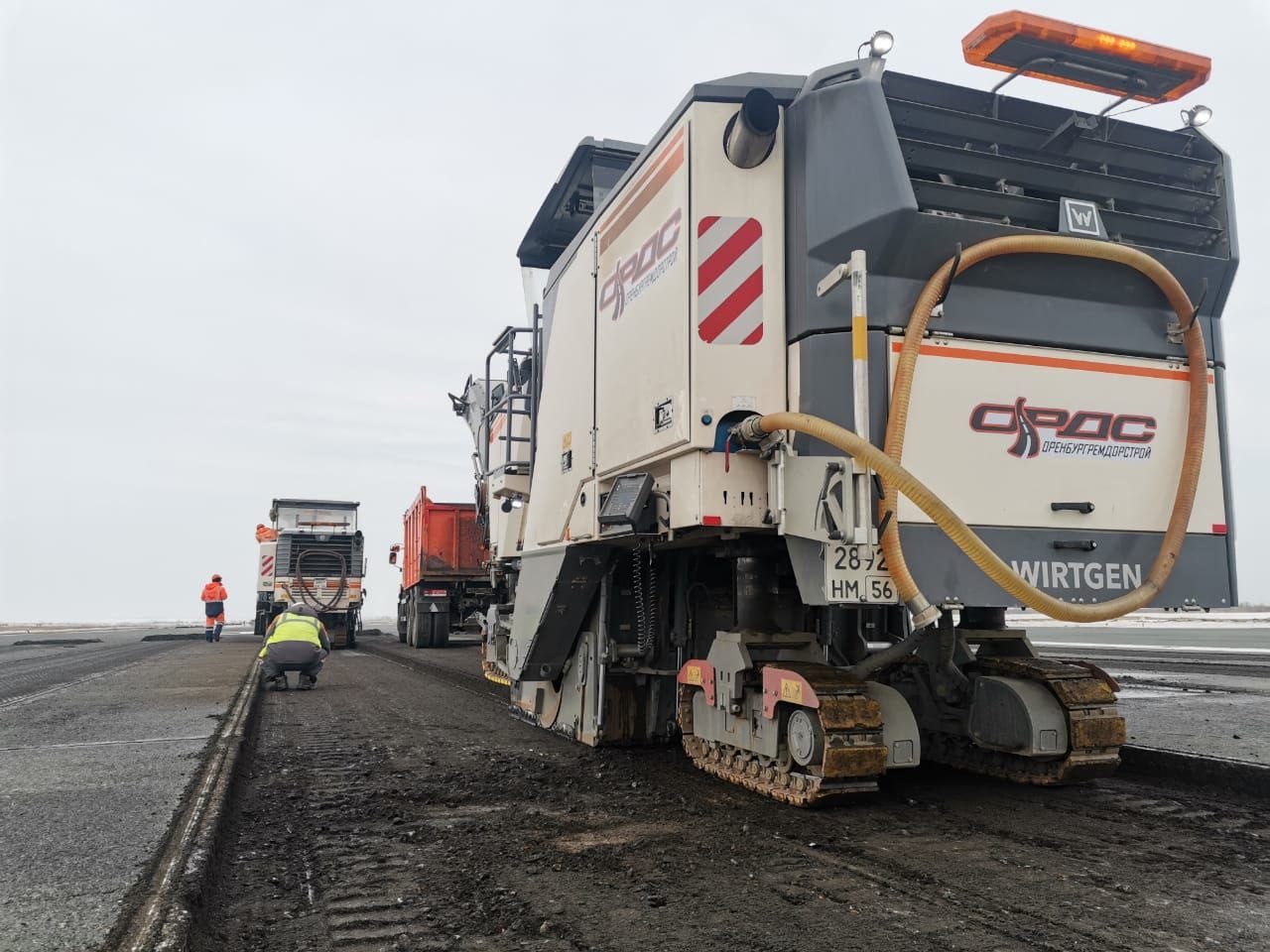 В аэропорту Оренбурга началась фрезеровка покрытия взлетно-посадочной  полосы | 05.04.2022 | Новости Оренбурга - БезФормата