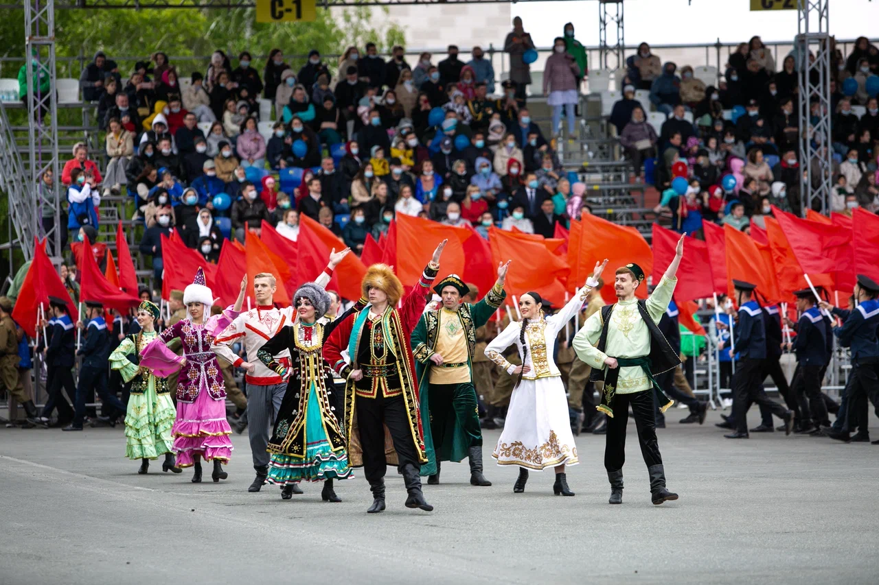 Жители оренбуржья. Парад Оренбург. Оренбург встречает день Победы. Жители Оренбурга. Парк дель парад Оренбург.