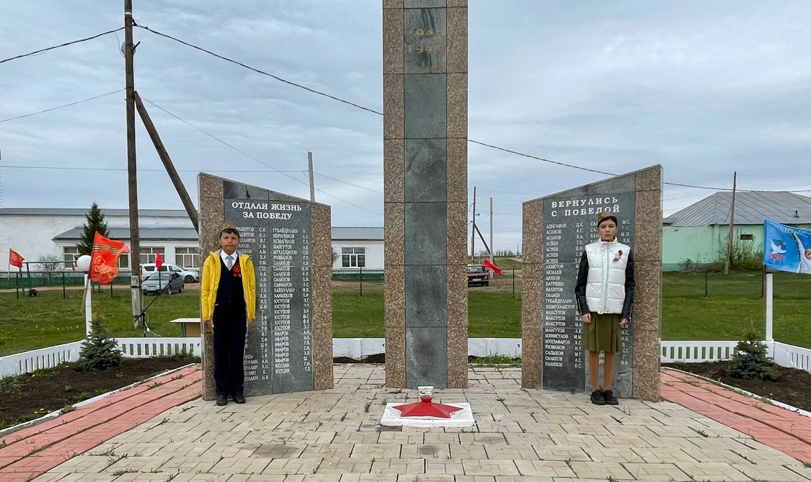 Памятник погибшим животным Оренбург. Экспозиция погибавших воинов. Память воину молодому.
