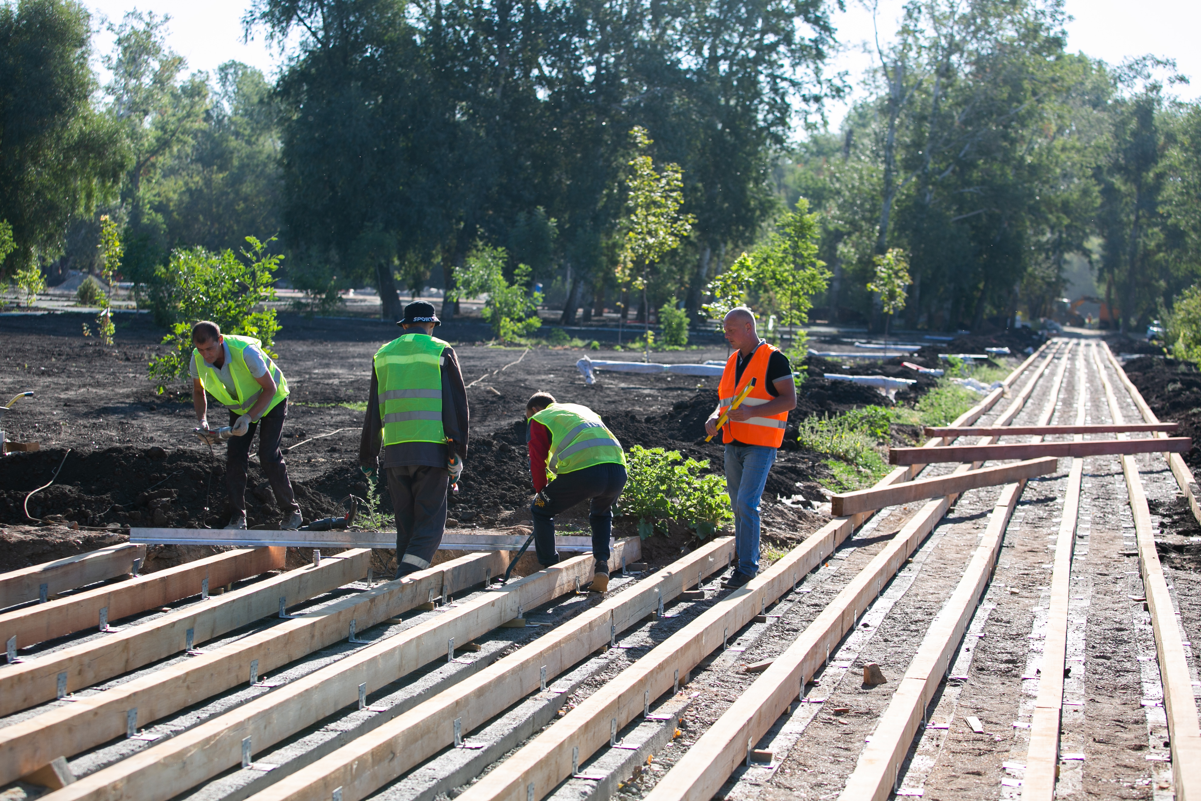 радужный тверь. курьяновские очистные сооружения фото. посмотрел ход работ. благоустройство двора. демонтаж выравнивающего слоя на мостах.