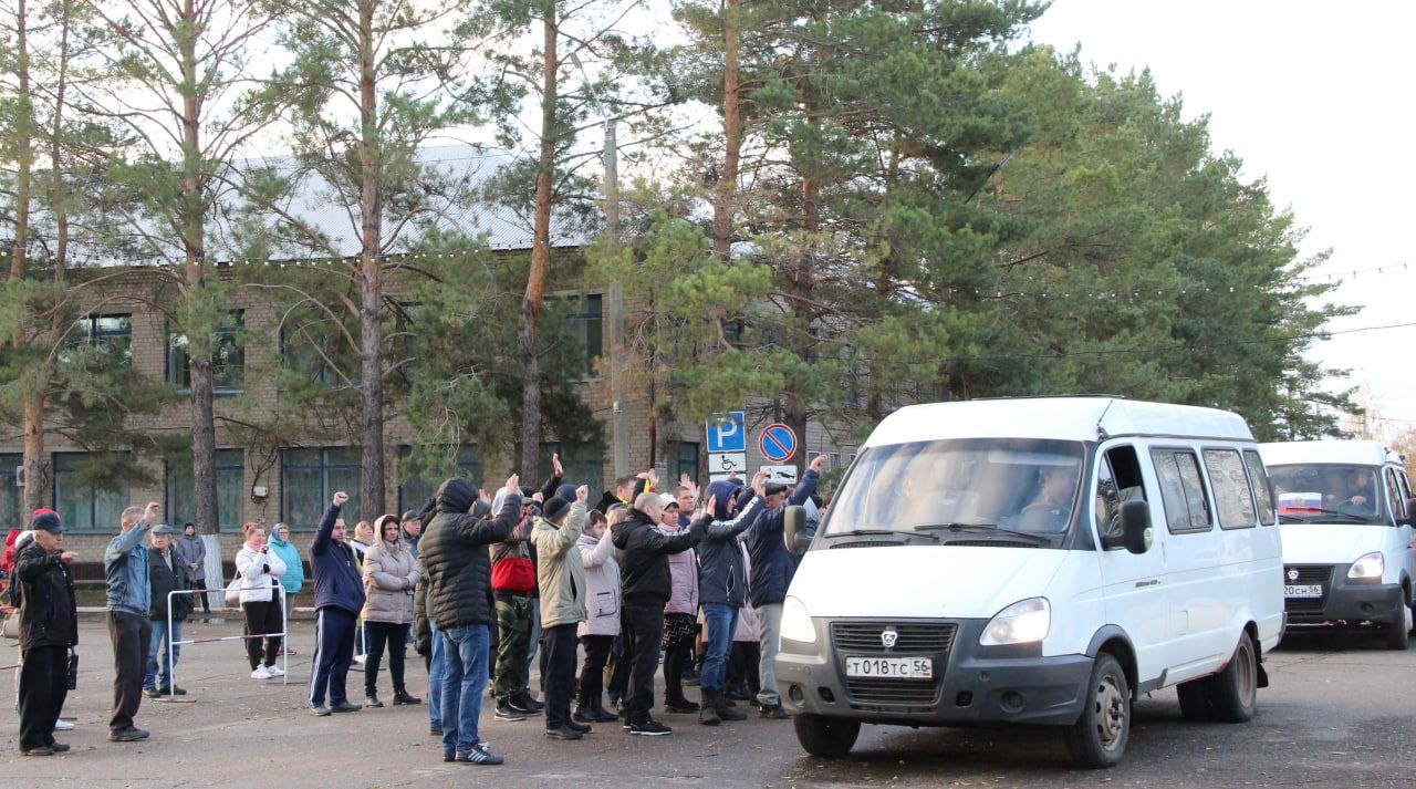 В Илекском районе еще одну группу мужчин проводили в воинские части для  боевого обучения | 26.10.2022 | Новости Оренбурга - БезФормата