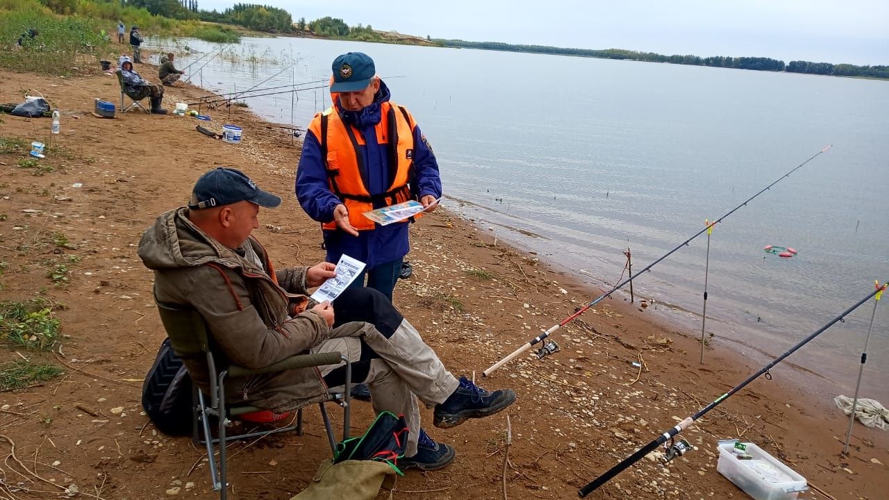 На Димитровском водохранилище с рыбаками провели беседу о безопасной ловле  с лодок | 01.10.2022 | Новости Оренбурга - БезФормата