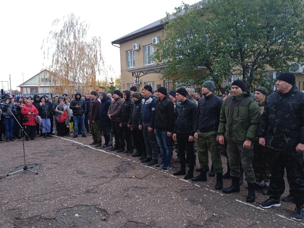 В Сорочинске отправили очередную группу мобилизованных мужчин | 19.10.2022  | Новости Оренбурга - БезФормата