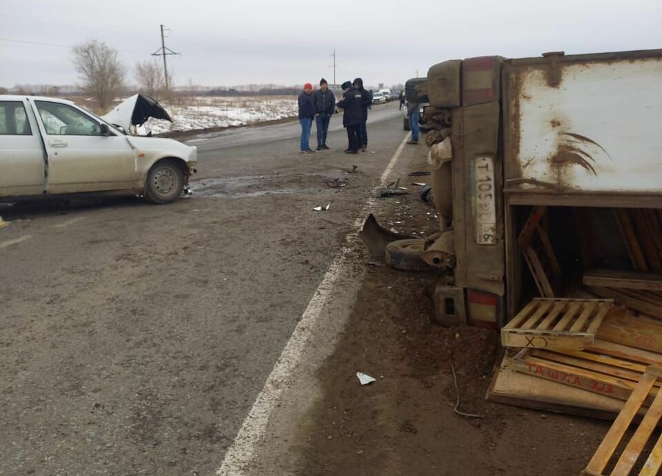 Хлебовозка попала в дтп