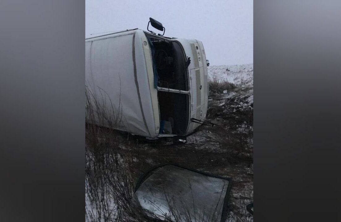 На трассе Орск-Новоорск автобус с рабочими улетел в кювет | 24.11.2022 |  Новости Оренбурга - БезФормата