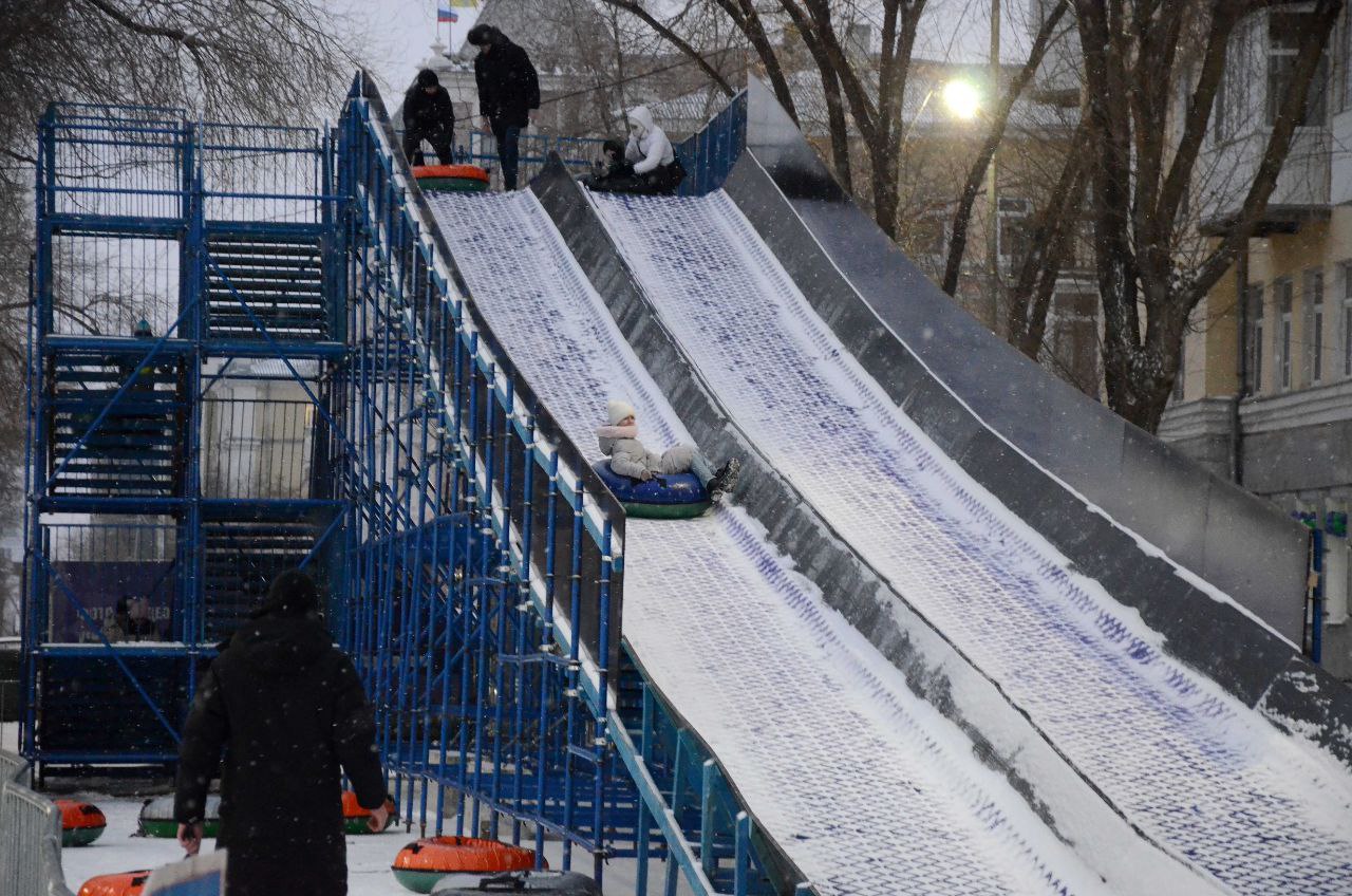 В Оренбурге новогодний городок на площади Ленина будет работать до 15  января | 24.12.2022 | Новости Оренбурга - БезФормата